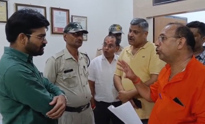 रीवा में प्रशासन ने ड्रग स्टोर की शुरू की जांच, तो लामबंद हुए दवा व्यापारी, अनिश्चितकाल के लिए दुकानों में जड़ा ताला